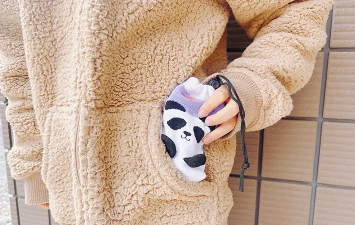 ペットボトルケースをポケットに入れる写真（撮影：キジカク）