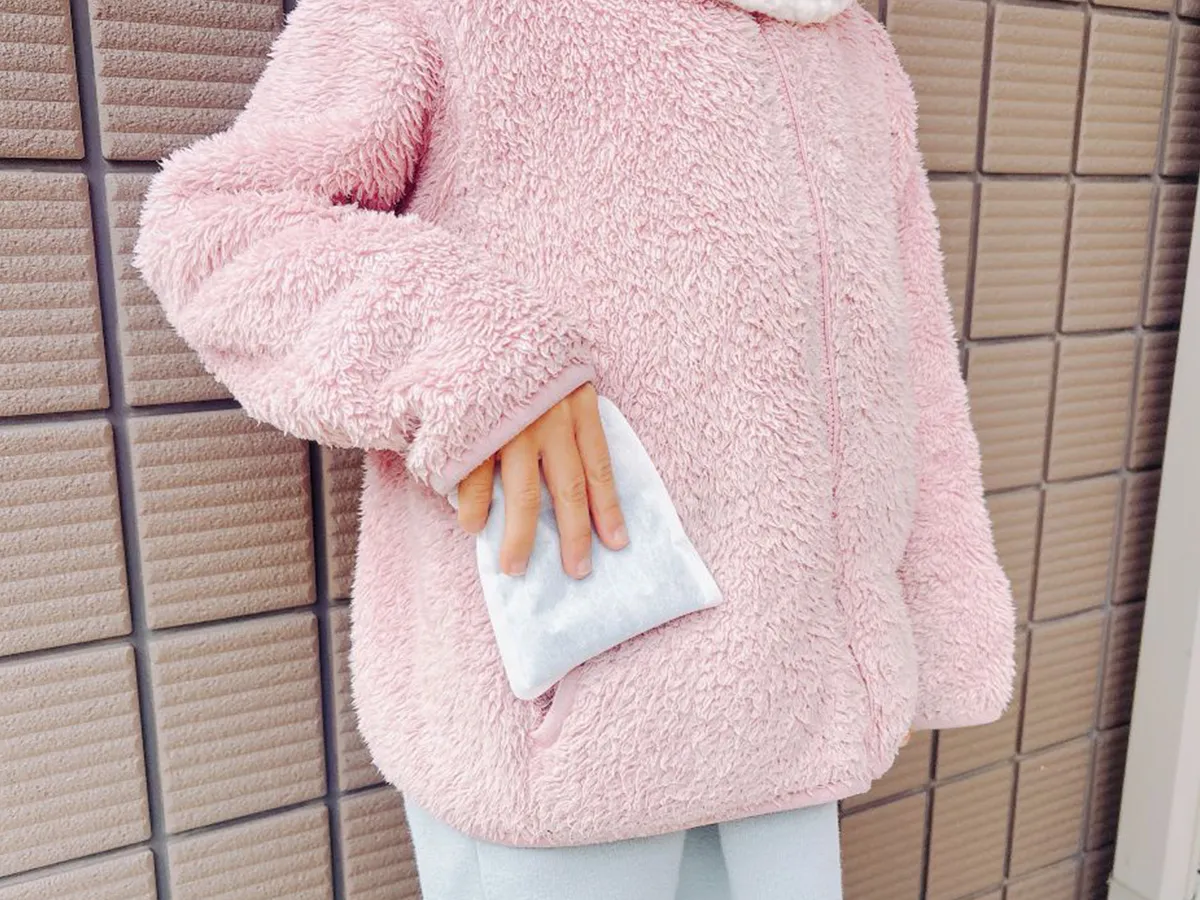 カイロをポケットに入れる（撮影：キジカク）