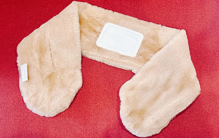 マフラーにカイロを貼る写真（撮影：キジカク）