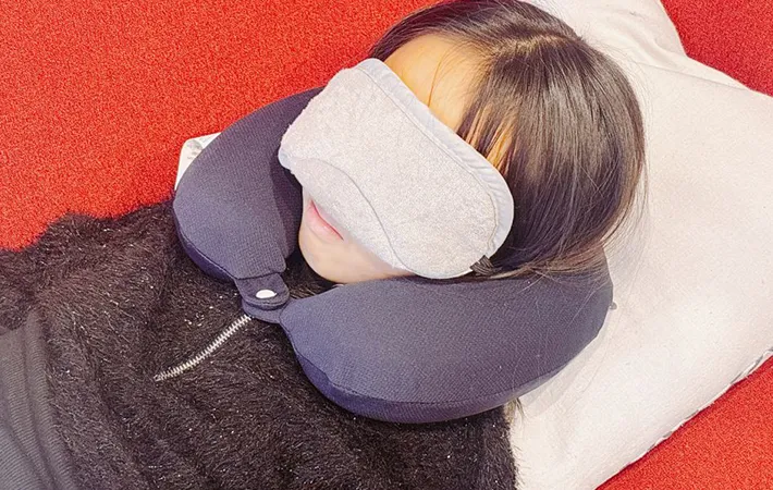 ネックピローを使っている写真（撮影：キジカク）