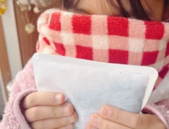 カイロを持っている写真（撮影：キジカク）