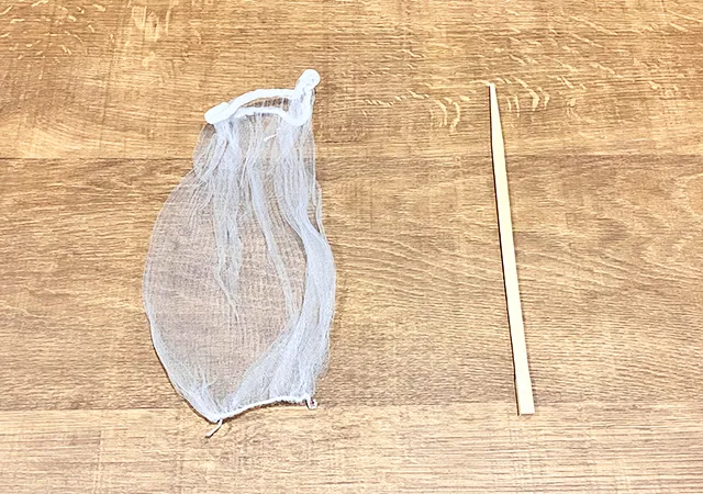 水切りネットと割り箸（撮影：grape編集部）