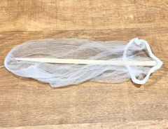 水切りネットと割り箸（撮影：grape編集部）