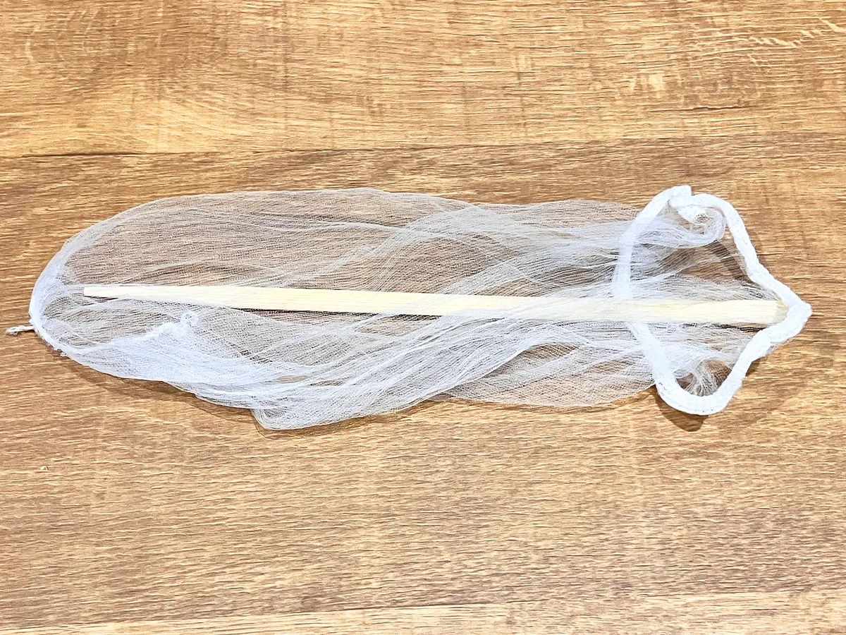 水切りネットと割り箸（撮影：grape編集部）