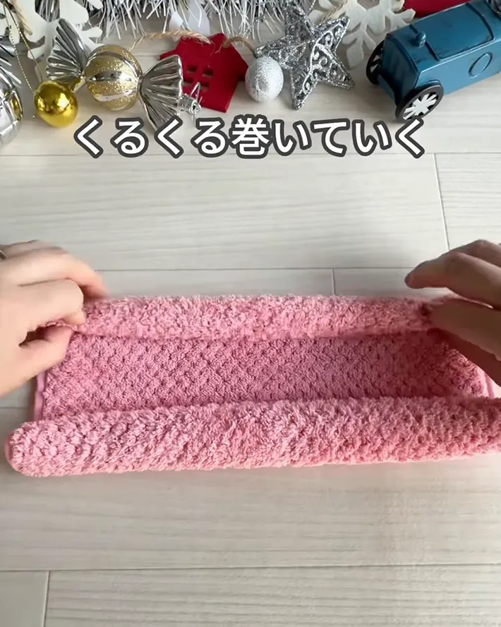 クルクルと巻くハンカチの写真