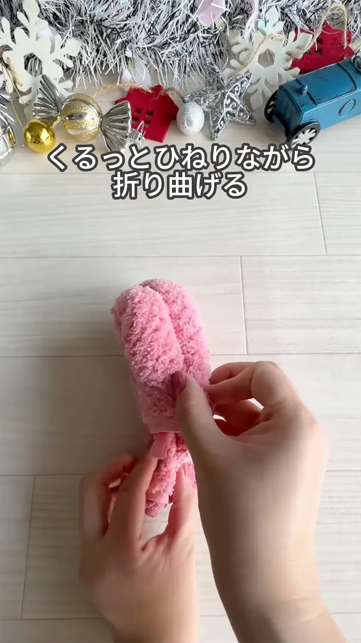 折り曲げるハンカチの写真