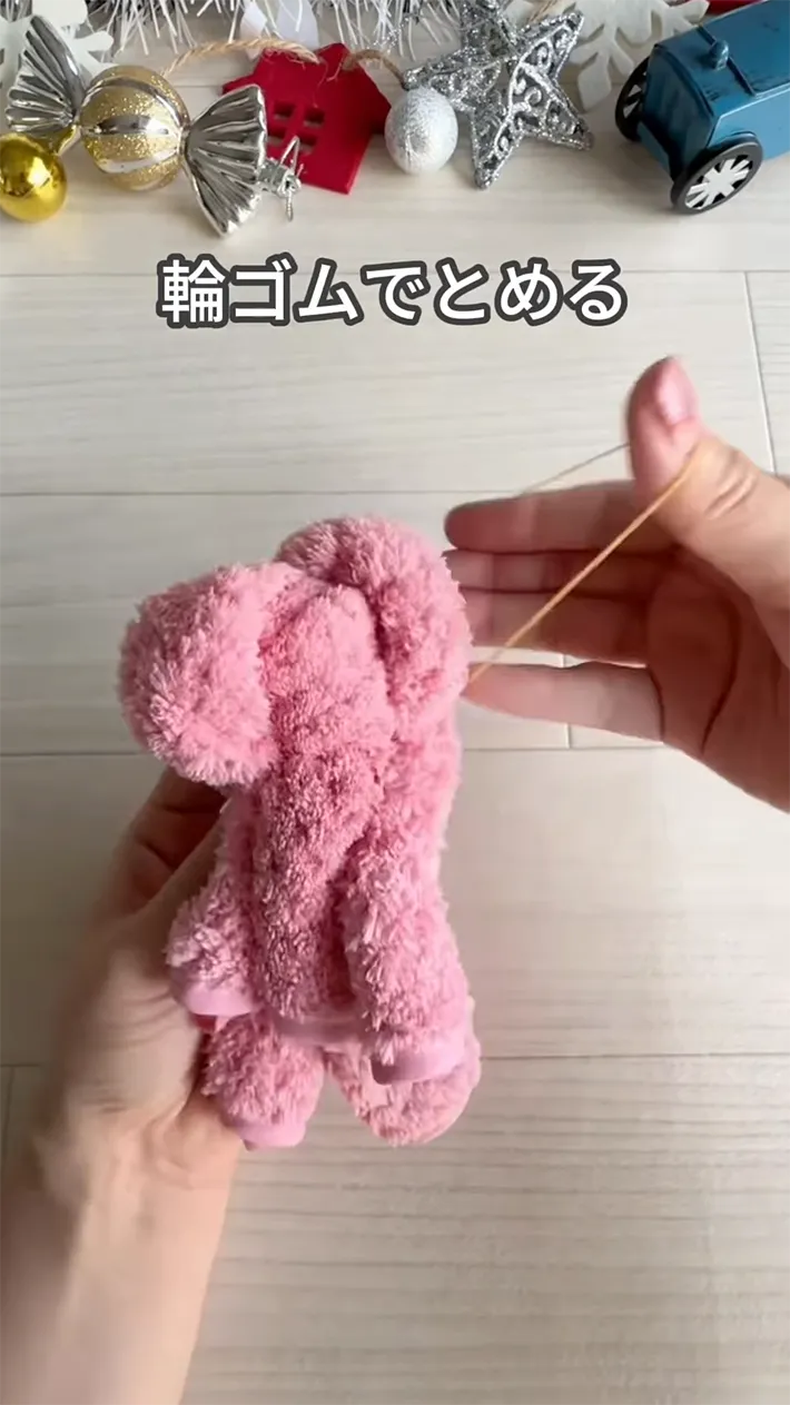 輪ゴムを巻くハンカチの写真