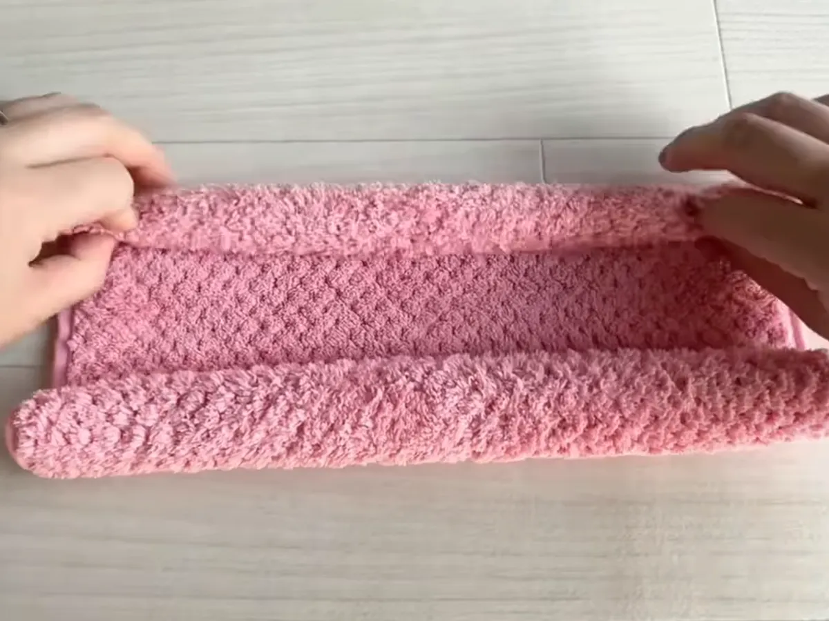 折りたたむハンカチの写真