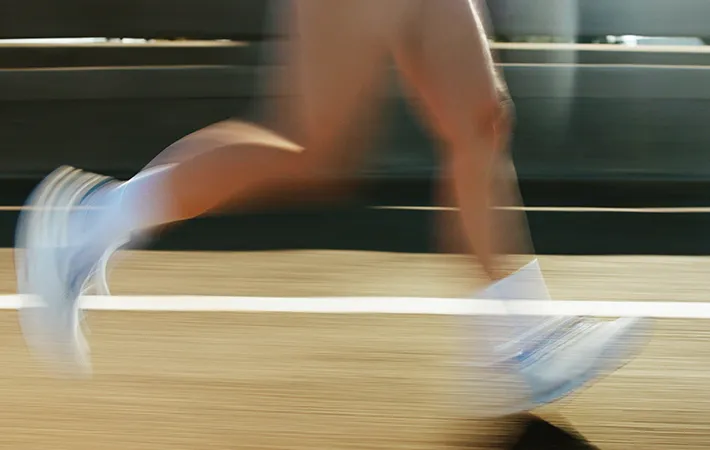 走る人の足元の写真