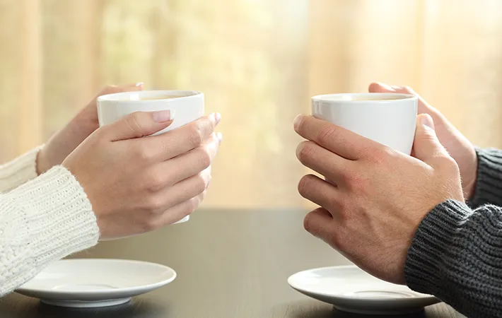 カップを持つ人の写真