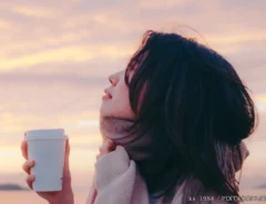 上を見る女性の写真