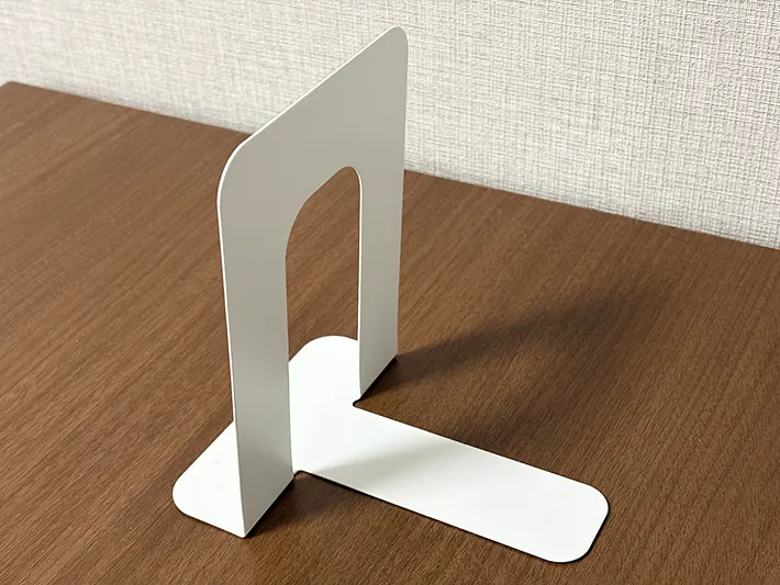 机に置いているブックエンドの写真（撮影：grape編集部）