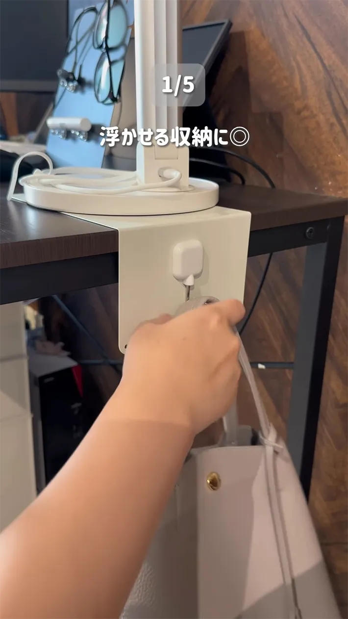 フックつきのブックエンドにバッグを掛ける写真