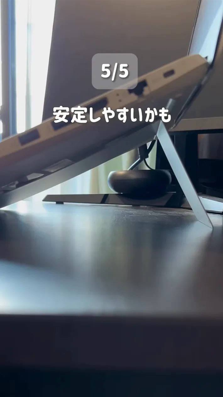 パソコンをのせたブックエンドの写真