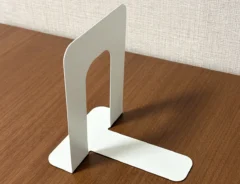 机に置いたブックエンドの写真（撮影：grape編集部）