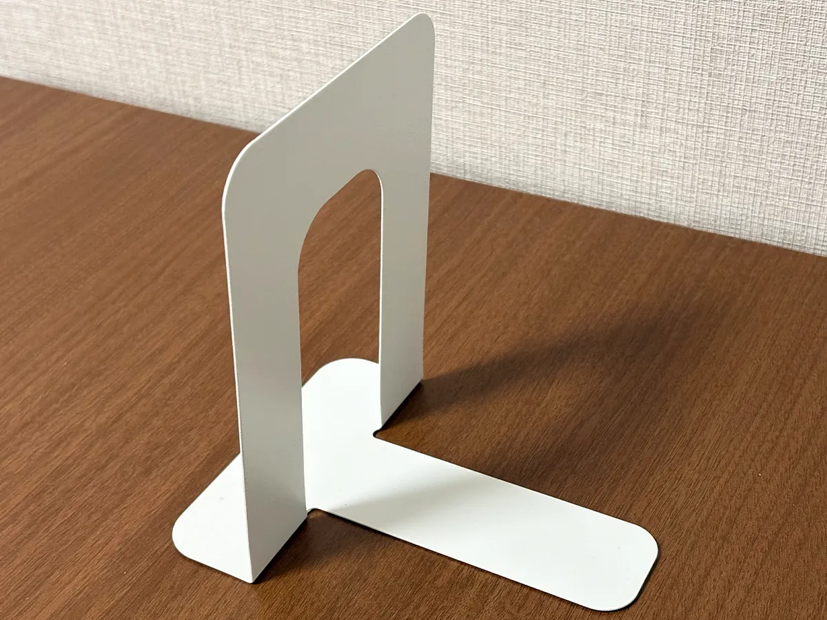 机に置いたブックエンドの写真（撮影：grape編集部）