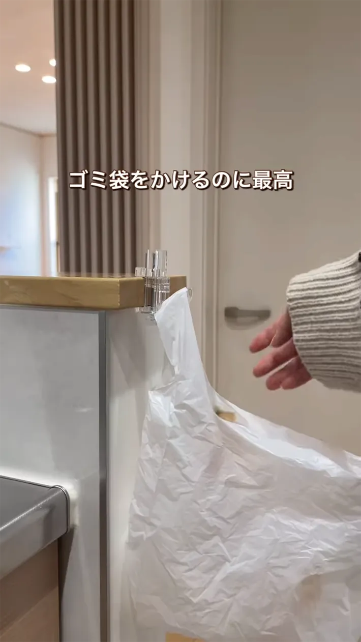 机の縁につけた『かもいフック』と、ゴミ袋の写真