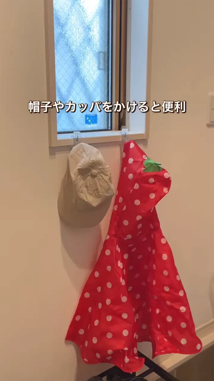 フックにかけた衣類の写真