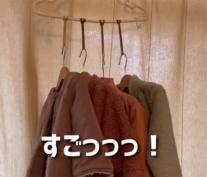 ハンガーにつけたヘアゴムに服をかける