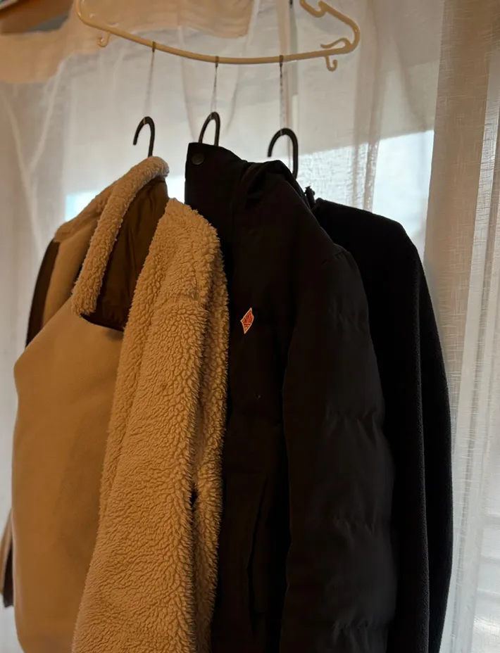 大人の服をハンガーにかけた写真