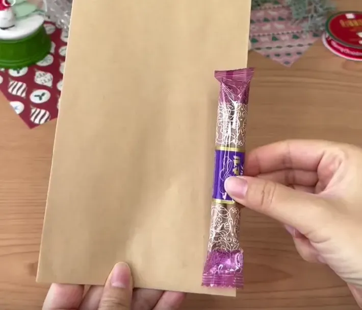 茶封筒とお菓子