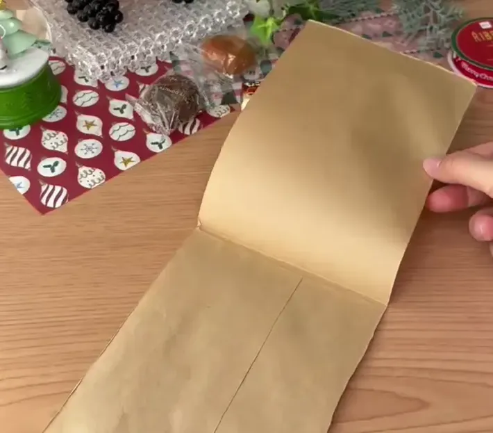 茶封筒の左右の折り目も切って開く