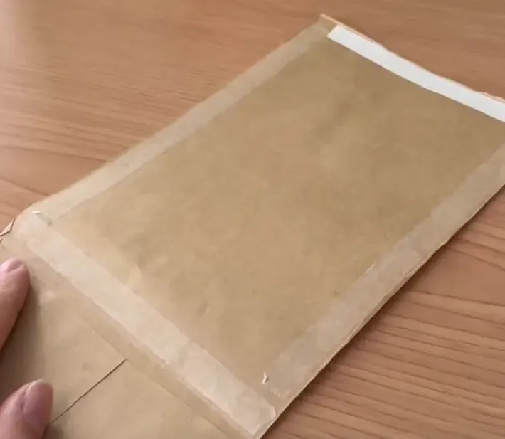 茶封筒を貼り合わせる