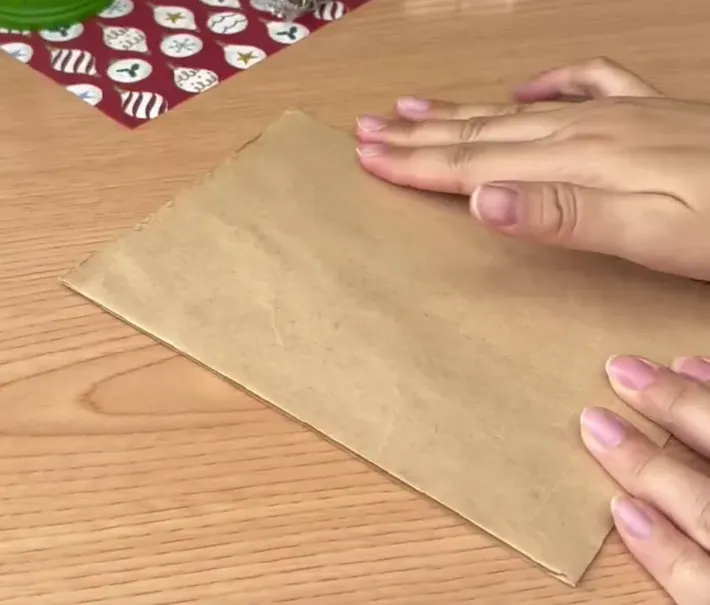 茶封筒をしっかり閉じる