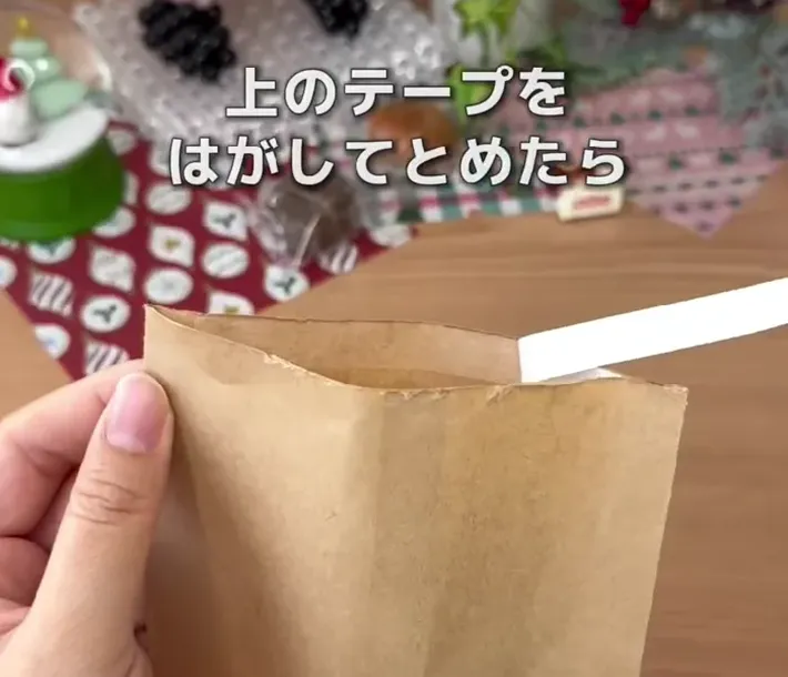 両面テープを剥がして貼る