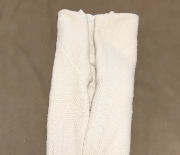 ニットの両端を折り畳む