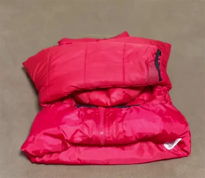 ダウンジャケットの袖とフードを折り畳む