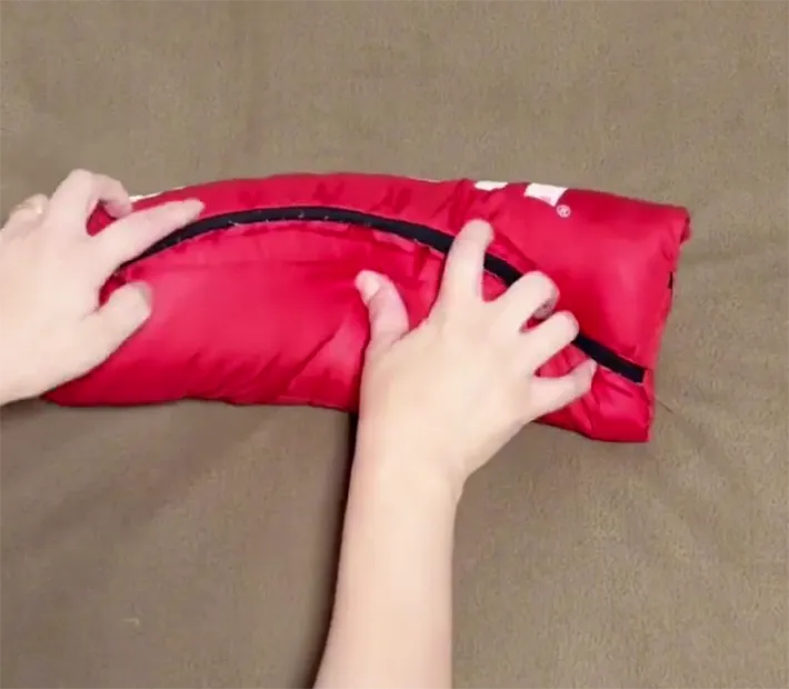 ダウンジャケットを裾から丸める