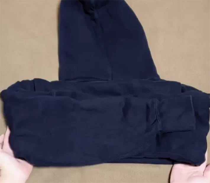 パーカーの両袖を畳む