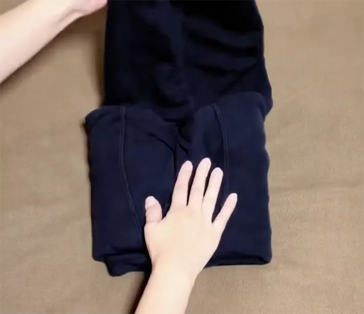 パーカーの両端を折る