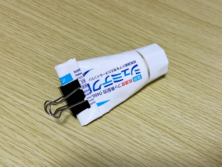 歯磨き粉とダブルクリップの画像（撮影：grape編集部）