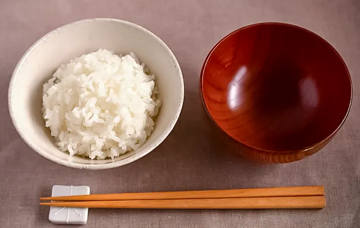 ご飯と空の汁椀の写真（撮影：小泉明代）