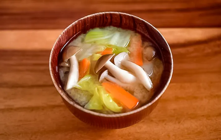 野菜とキノコの味噌汁の写真（撮影：小泉明代）