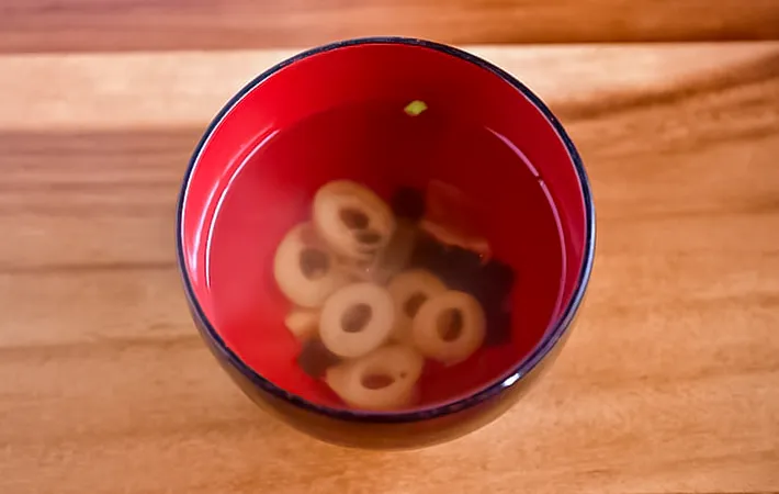 具がほとんどないすまし汁の写真（撮影：小泉明代）