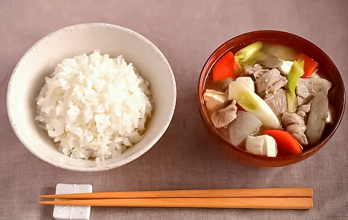 ご飯と豚汁の一汁一飯献立の写真（撮影：小泉明代）