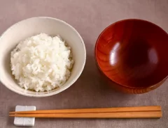 ご飯と空の汁椀の写真（撮影：小泉明代）