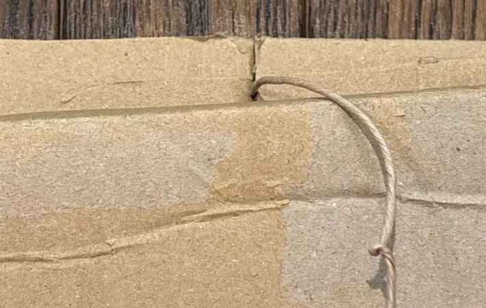 ダンボールと紐の写真（撮影：grapeライフハック編集部）