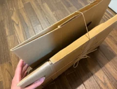 縛られたダンボールの写真（撮影：grapeライフハック編集部）