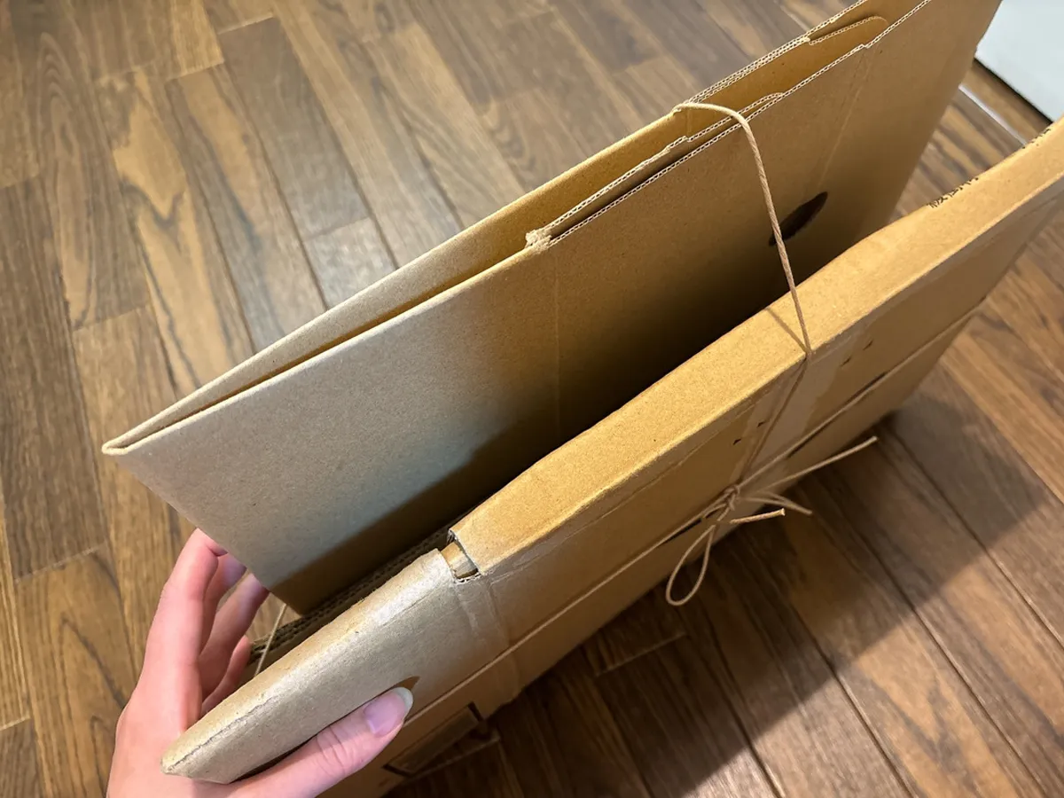 縛られたダンボールの写真（撮影：grapeライフハック編集部）