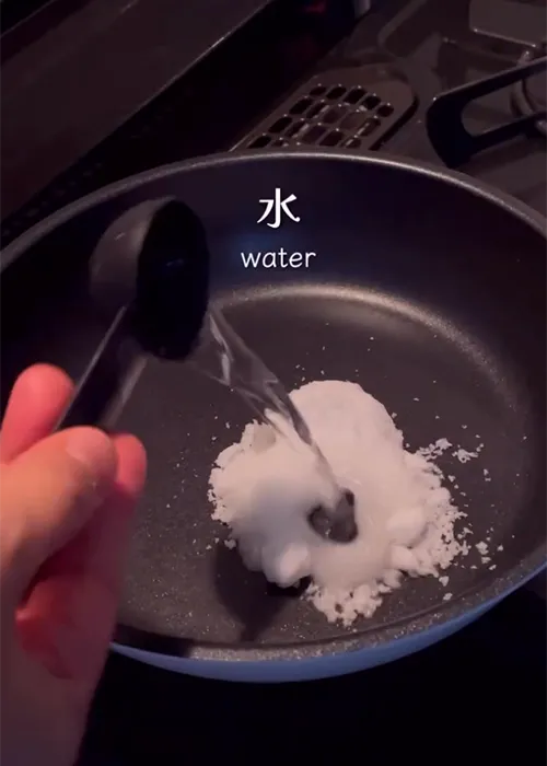 『パリパリ塩キャラメル餅』の調理写真