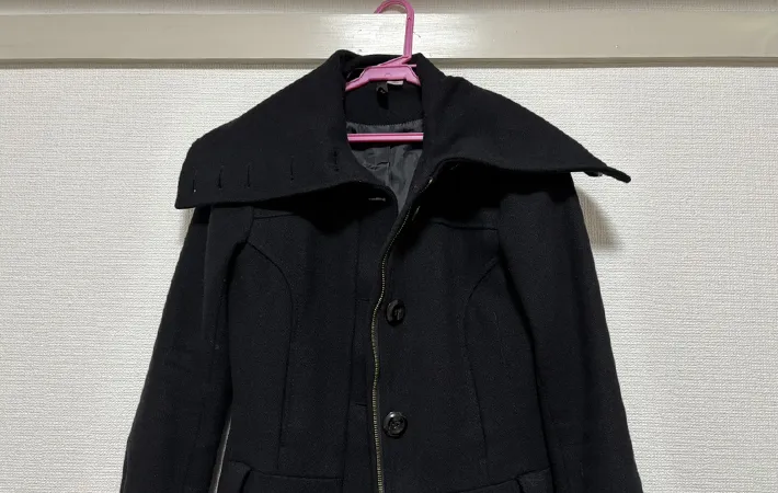 吊るされたコートの写真（撮影：grapeライフハック編集部）
