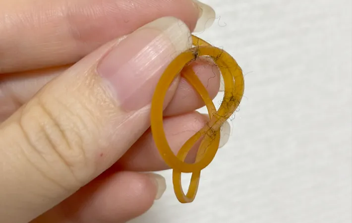 ホコリを取った輪ゴムの写真（撮影：grapeライフハック編集部）
