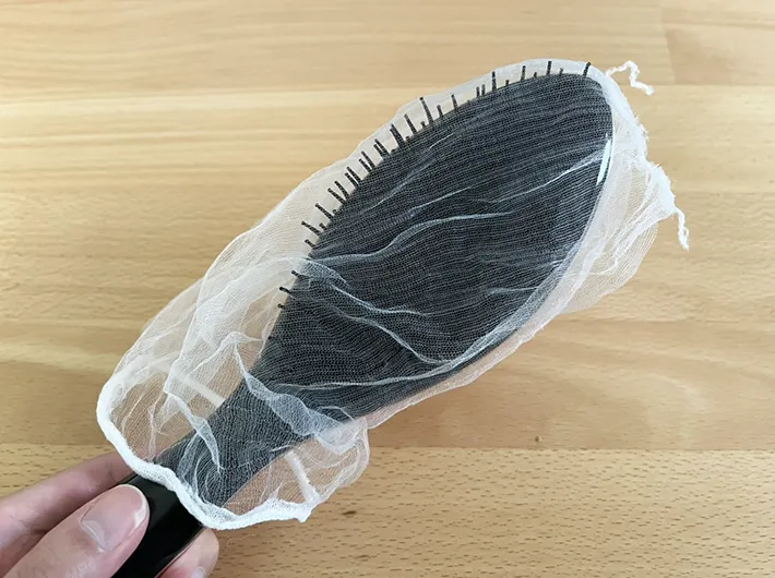 ヘアブラシと水切りネットの写真（撮影：grapeライフハック編集部）