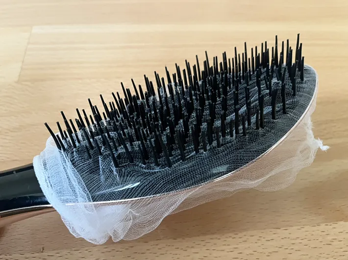 ヘアブラシと水切りネットの写真（撮影：grapeライフハック編集部）