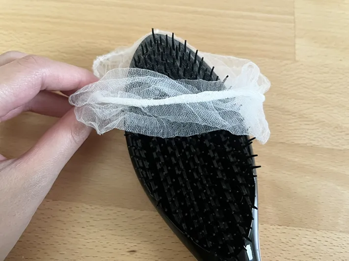 ヘアブラシと水切りネットの写真（撮影：grapeライフハック編集部）