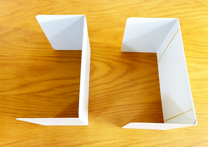 ブックエンドで調味料収納（撮影：grapeライフハック編集部）